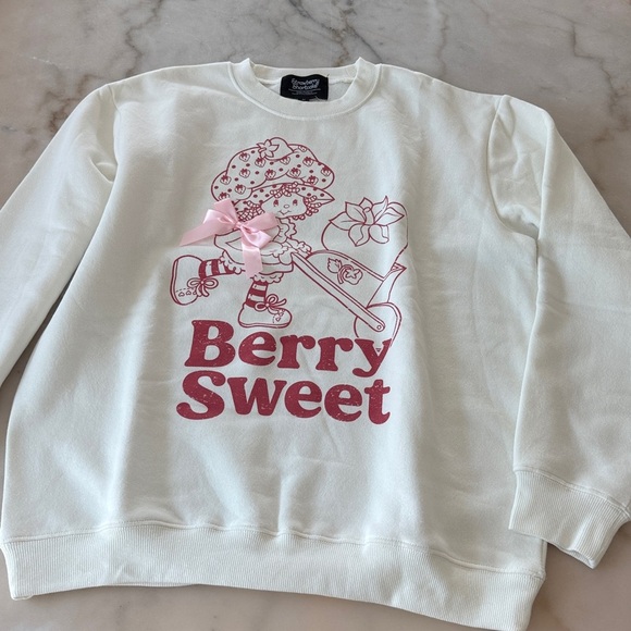 Strawberry Shortcake Sweatshirt Size Medium Cream Pink Red NWOT - Picture 6 of 9